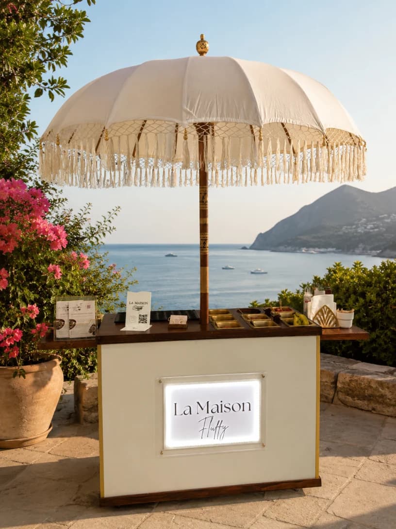 Bar La Maison Fluffy sous son parasol face à la Méditerranée