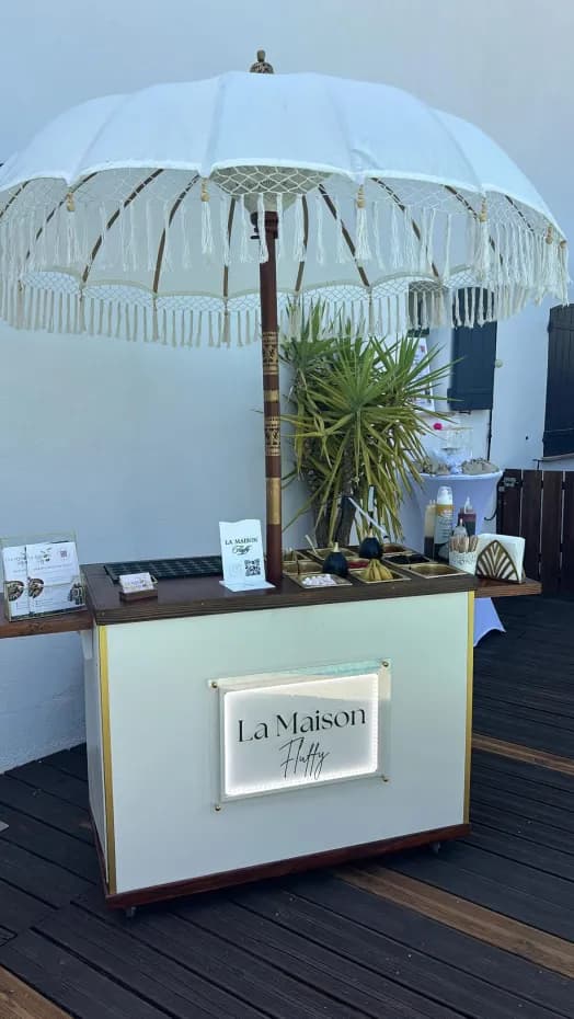 Comptoir événementiel La Maison Fluffy installé sur une terrasse