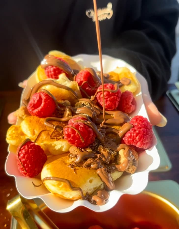 Barquette de mini pancakes au chocolat et aux framboises