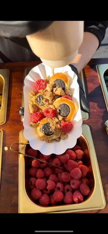 Barquette de mini pancakes garnis d’Oréo, de framboises et de chocolat
