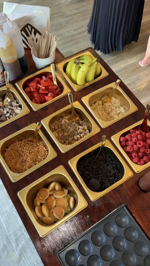 Buffet de fruits, biscuits et toppings photographié en plongée