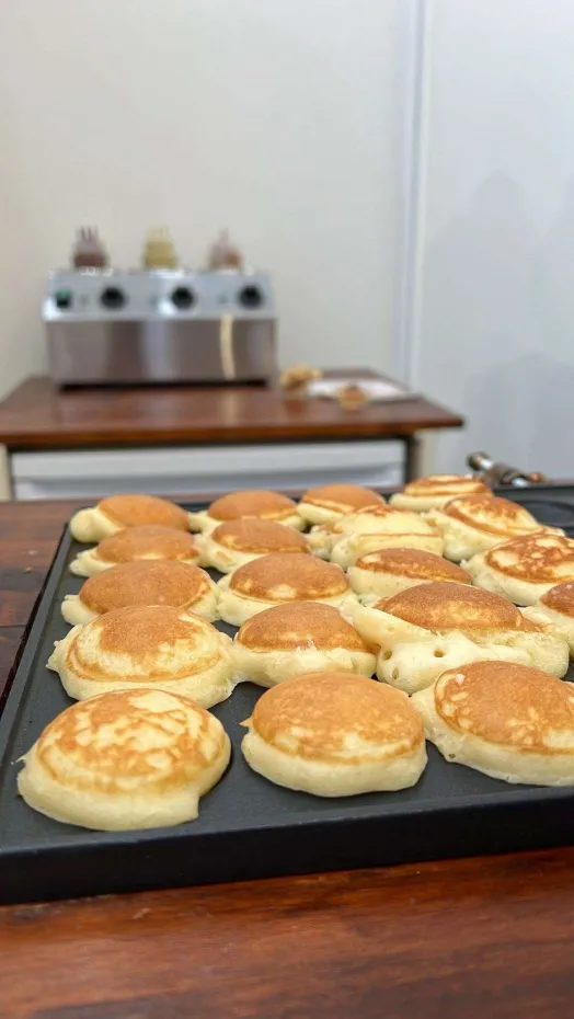 Mini pancakes dorés en cours de préparation sur la plaque