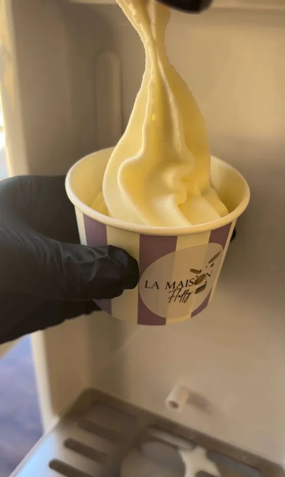 Sundae nature servi dans un gobelet La Maison Fluffy